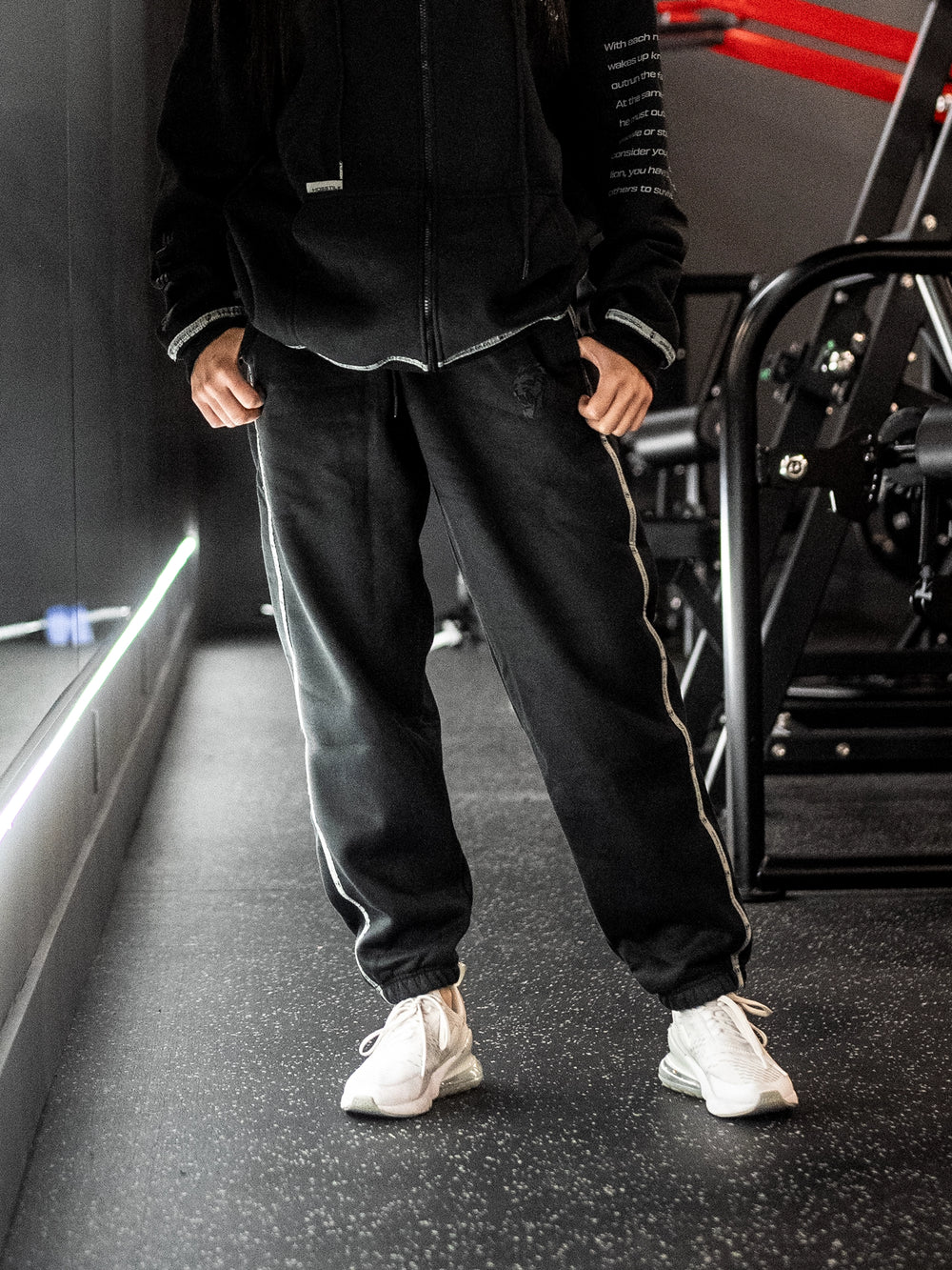 Bodybuilder wearing the Dauda Joggers#color_black